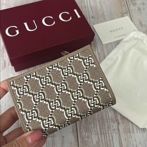 $985 New Authentic GUCCI Shadow Medium Wallet beige nude comes with gift box